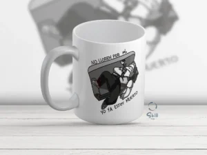 Taza Blanca 11oz Barney Simpson en Blanco y Negro – Frase "Yo Ya Estoy Muerto"